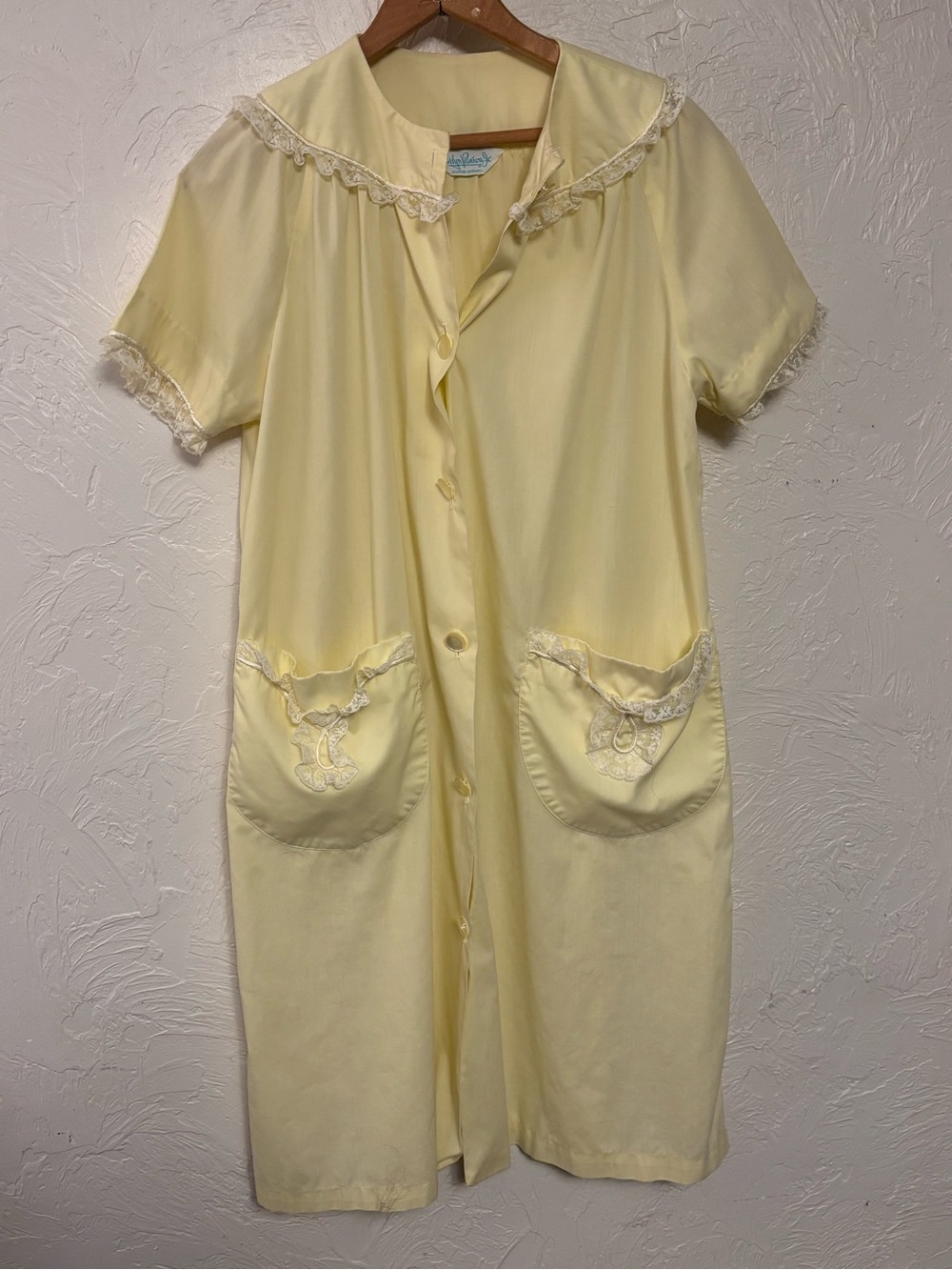 Vintage 60s Evelyn Pearson Jr Yellow Button-Front Housecoat with Lace Trim